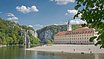Das Kloster Weltenburg mit seinem Kieselstrand und der Donau, die  im Hintergrund durch den Donaudurchbruch hindurchfließt.