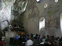 Gottesdienst in der Felsenkirche der Einsiedelei Klösterl