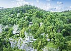 Das Schulerloch liegt versteckt im Naturschutzgebiet mitten im Wald.