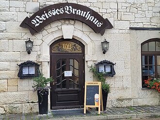 Die Gebäude bestehen zum Teil seit 1607. Hier sieht man den Eingang mit dem Schriftzug und den Lampen rechts und links