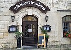 Die Gebäude bestehen zum Teil seit 1607. Hier sieht man den Eingang mit dem Schriftzug und den Lampen rechts und links